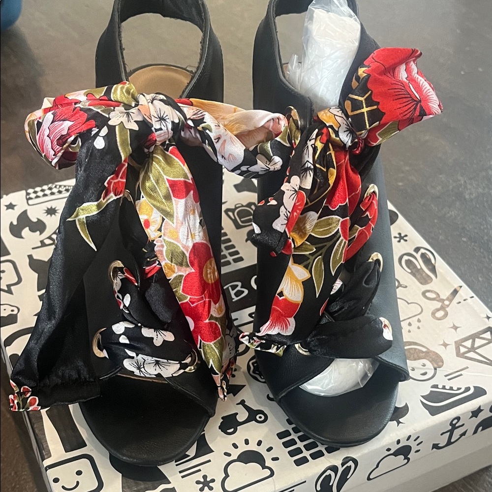 BAMBOO Black Floral Women's Heels